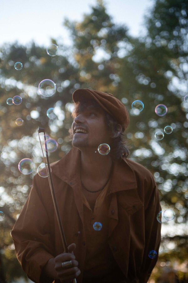 La alegría es la nota más justa, porque no espera nada.